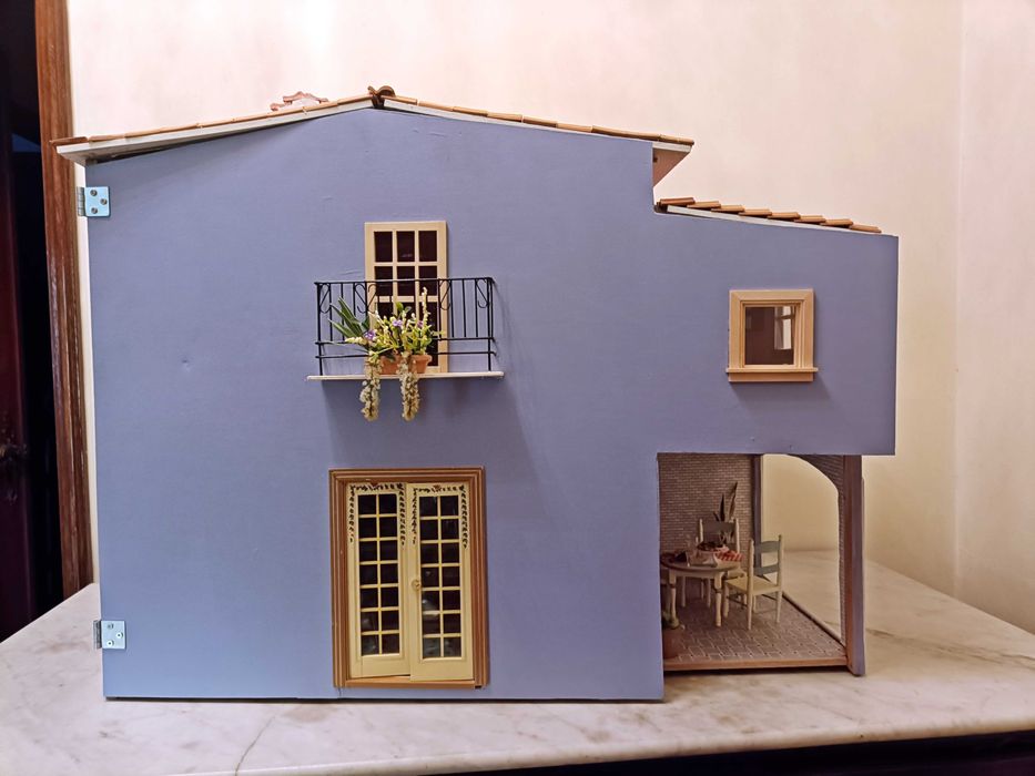 Casa de Bonecas Artesanal  com Loja de Doces e Telhado de Telhas