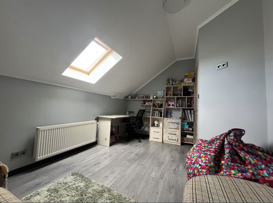 Продається двохповерховий котедж