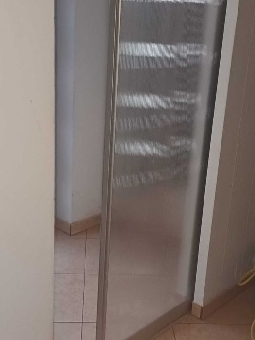 Drzwi przesuwne w neutralnych barwach