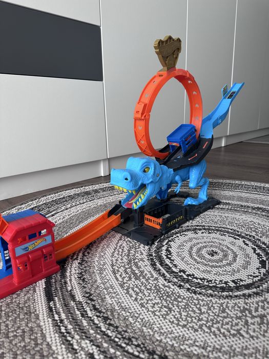 Ігровий набір Hot Wheels City Полювання Ті-Рекса (HKX42)