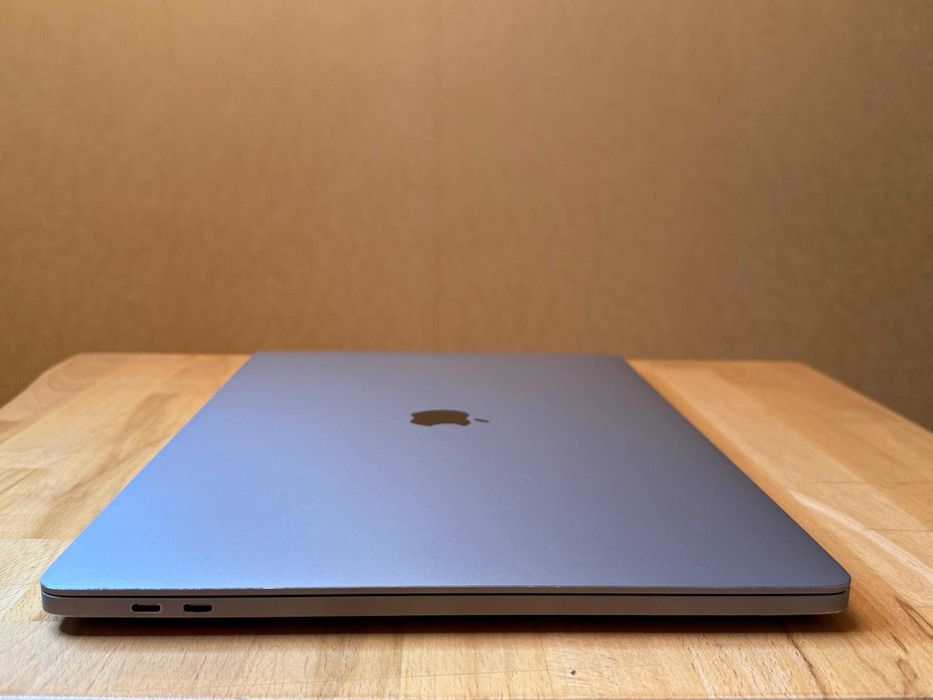 Macbook Pro 16 i9 16 gb ram 512 gb ssd space black
