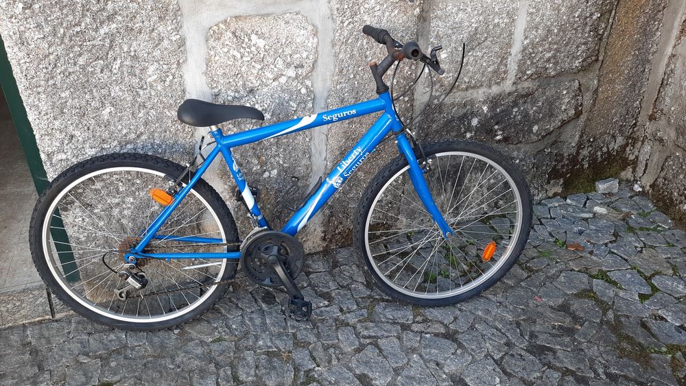 Bicicleta de estrada e de montanha em bom estado