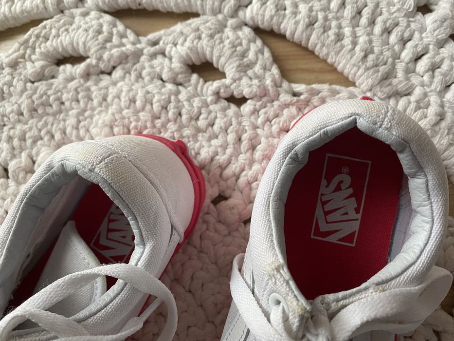 Trampki biale z malinową podeszwą VANS 38