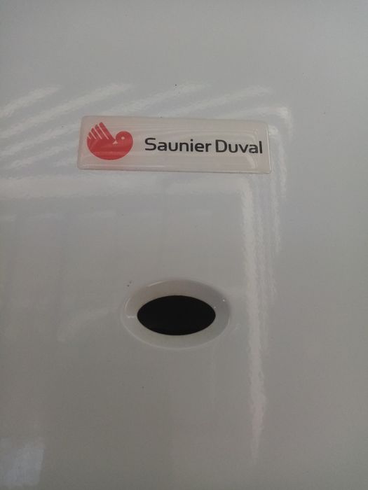 Piecyk gazowy junkers z rurą do łazienki.