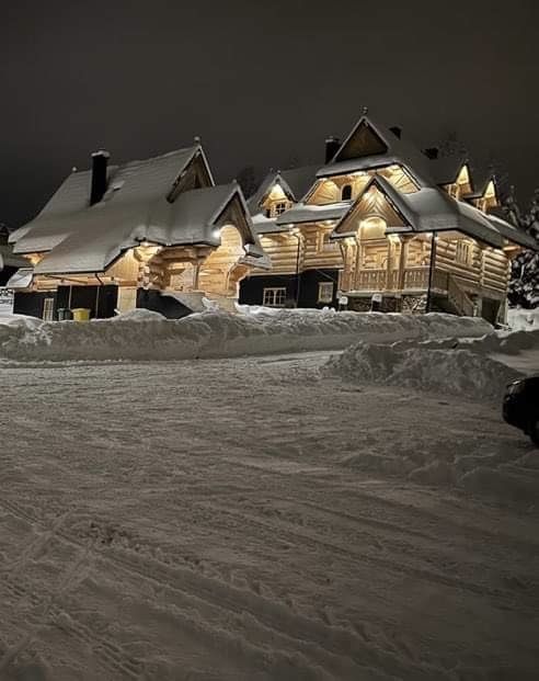 Drewniany domek w górach, Święta Bożego Narodzenia, sauna jacuzzi