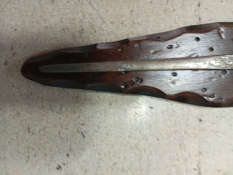 Punhal Romano Ornamental com Suporte de Madeira Rústico