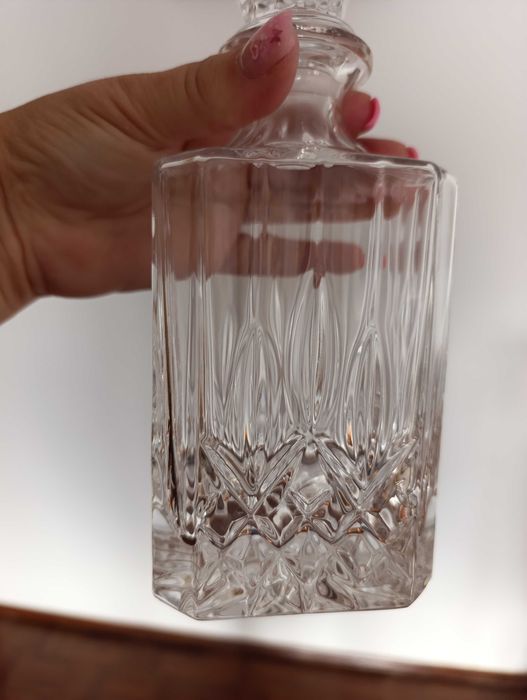 Conjunto de copos e garrafa de cristal