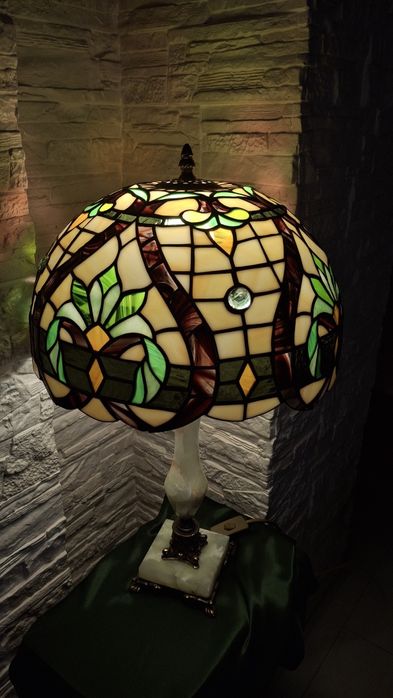 Настольная витражная лампа в стиле Тиффани.