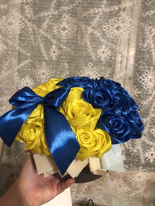 Букет з атласних квітів