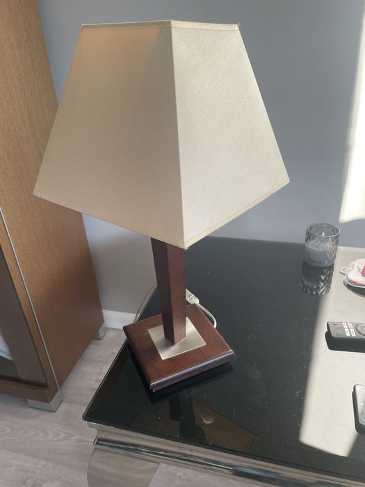 Lampa stojaca i lampka nocna