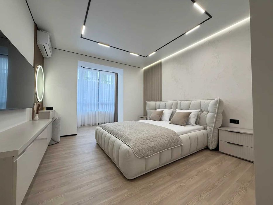 Стильна трикімнатна біля міського озера