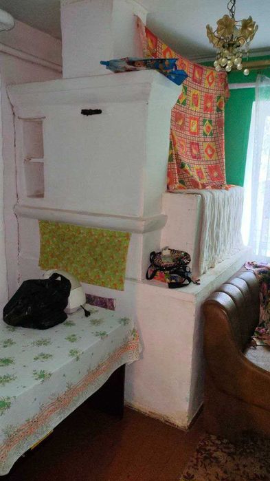 Будинок 3 кімнати.  13 соток, є газ, піч.