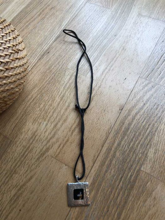 colar preto e prateado