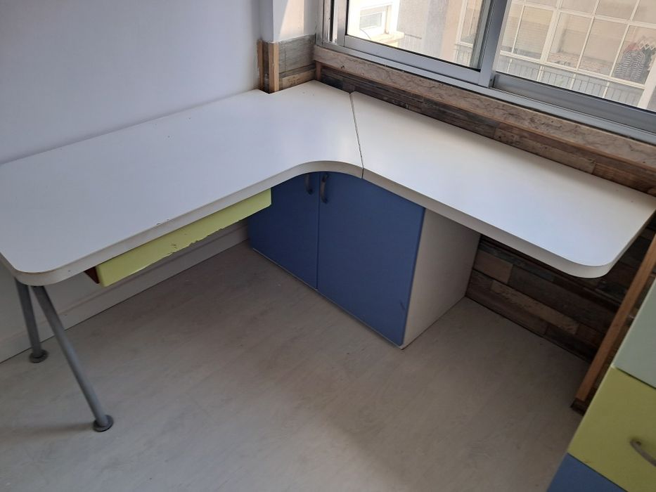 Secretária e cómoda de quarto