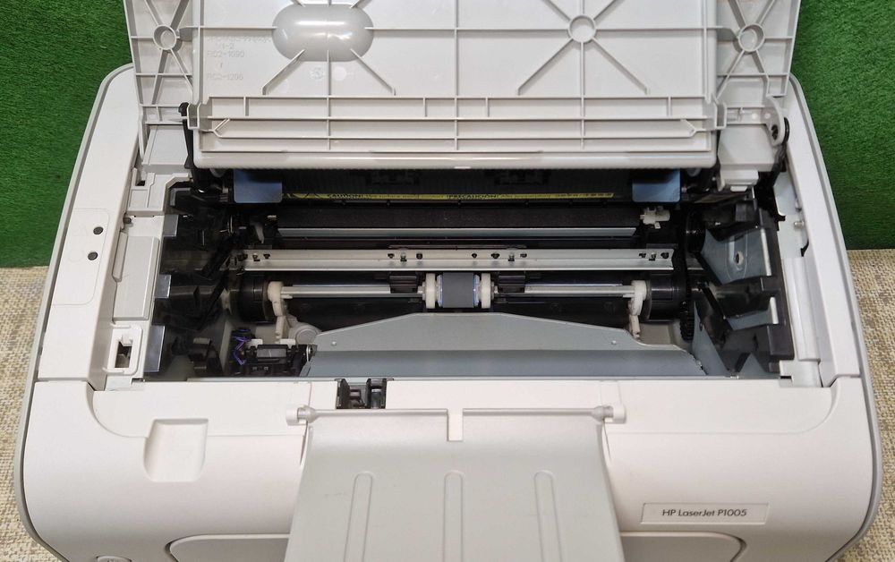 Drukarka laserowa HP P1005 - nowy toner, nowe kable, tylko 1 338 str