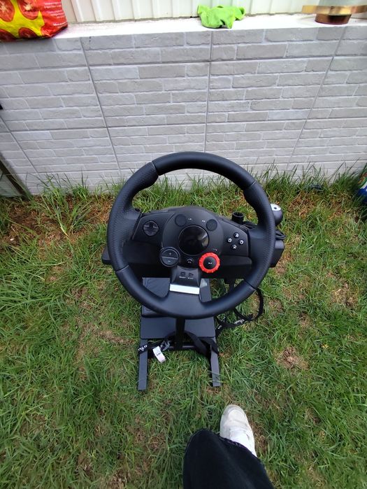 Logitech driving force GT com suporte