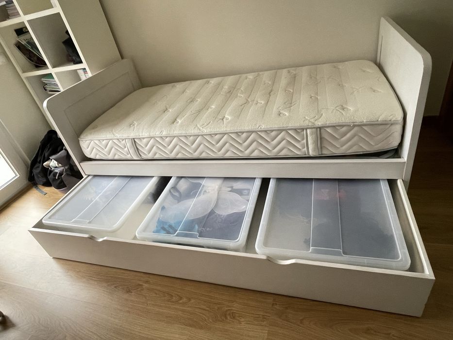 Cama branca de solteiro em madeira maciça com estrado e colchão