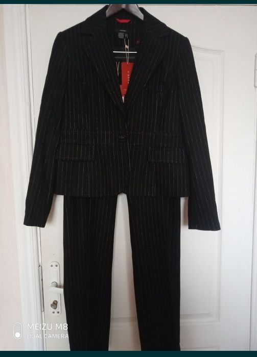 Сучасний класичний брючний костюм.