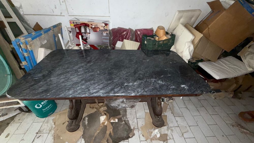 Mesas de jantar com tampo de mármore e mesas em pedra