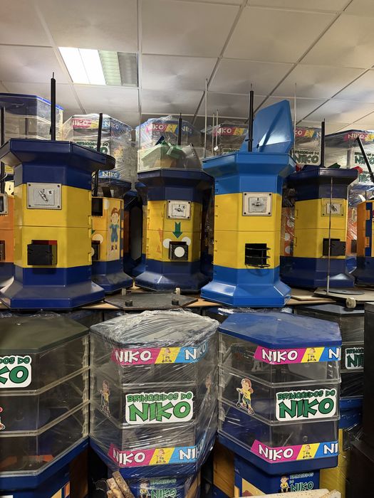 Lote de 70 máquinas de bolas de criança