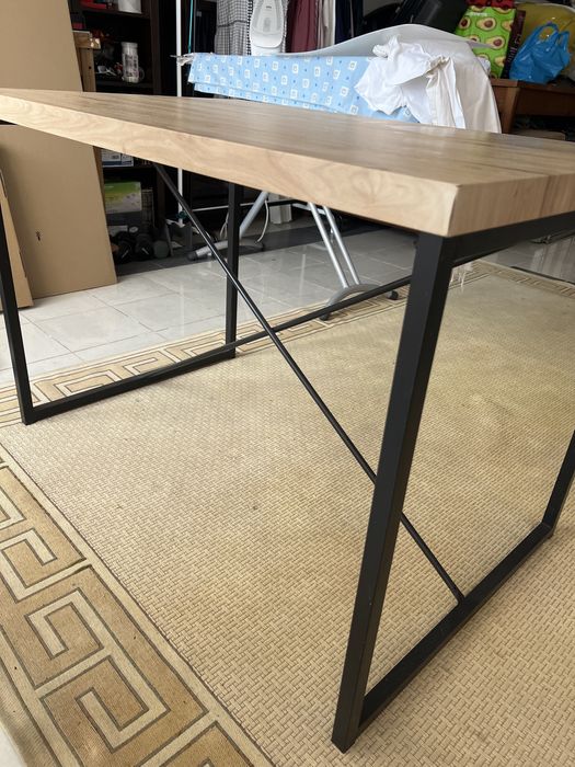 Vendo conjunto mesa e cadeiras