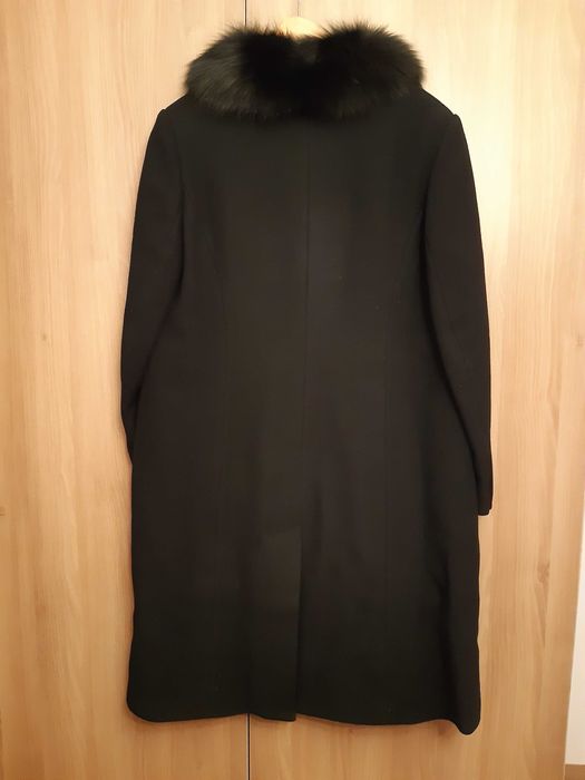 Elegancki czarny płaszcz damski z kołnierzem futrzanym – rozmiar 46