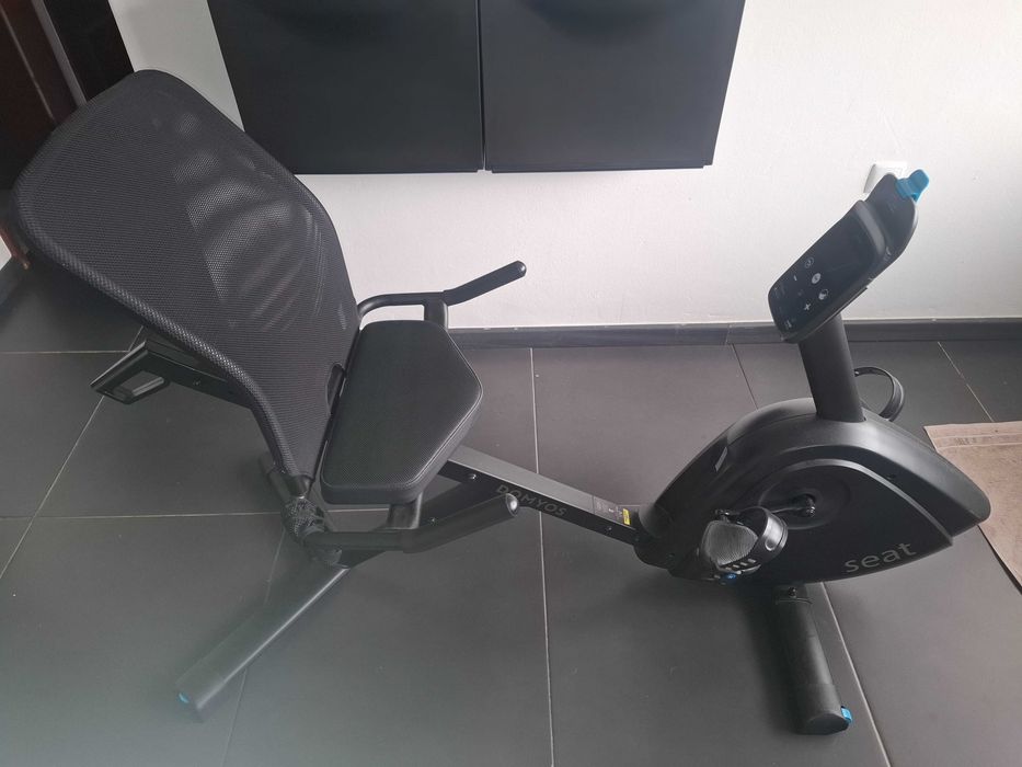 Bicicleta DOMYOS Estática Conectada e Semi Alongada