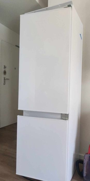 Frigorífico de encastre novo (menos 1 ano uso)