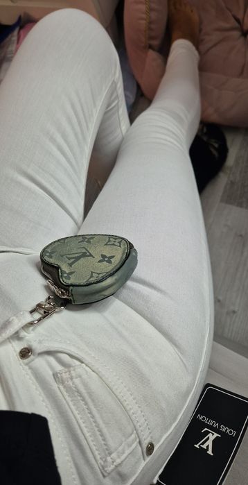 Jeansy LV r. 26 białe