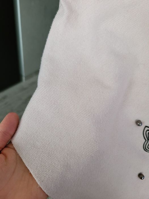 Lekki sweterek pudrowy róż w motyle z kryształkami w prążki L bawełna