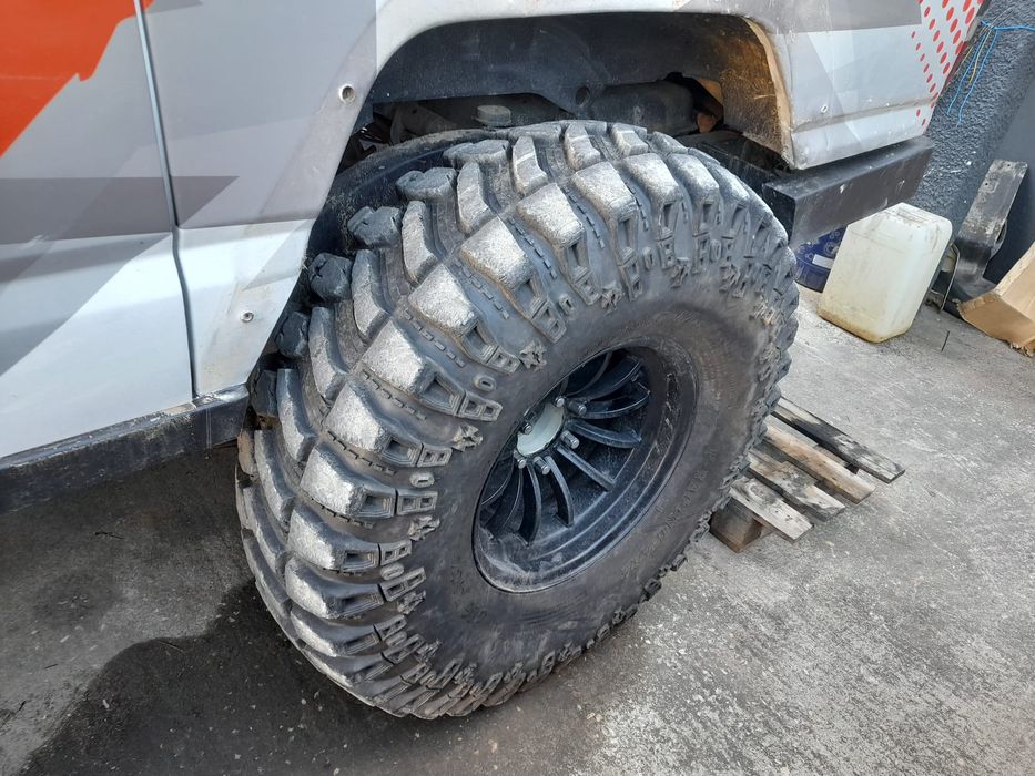 Pneus 40 13.5 17 e jantes