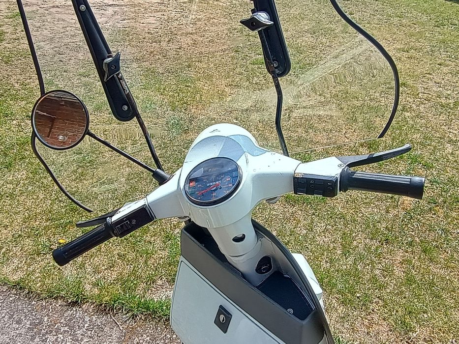 Skuter Vespa 50 XL z 85 roku