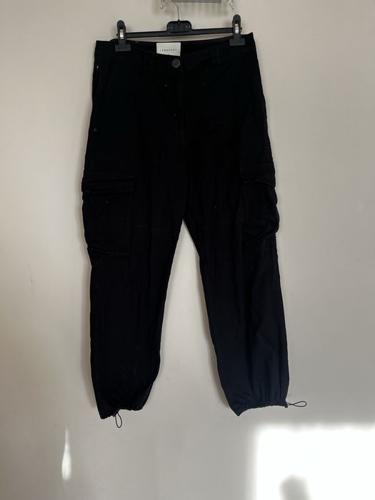 Spodnie cargo czarne ze ściągaczami na nogawkach rozmiar M