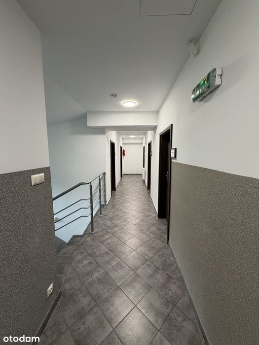 Budynek usługowo-biurowy wyremontowany z parkingiem.