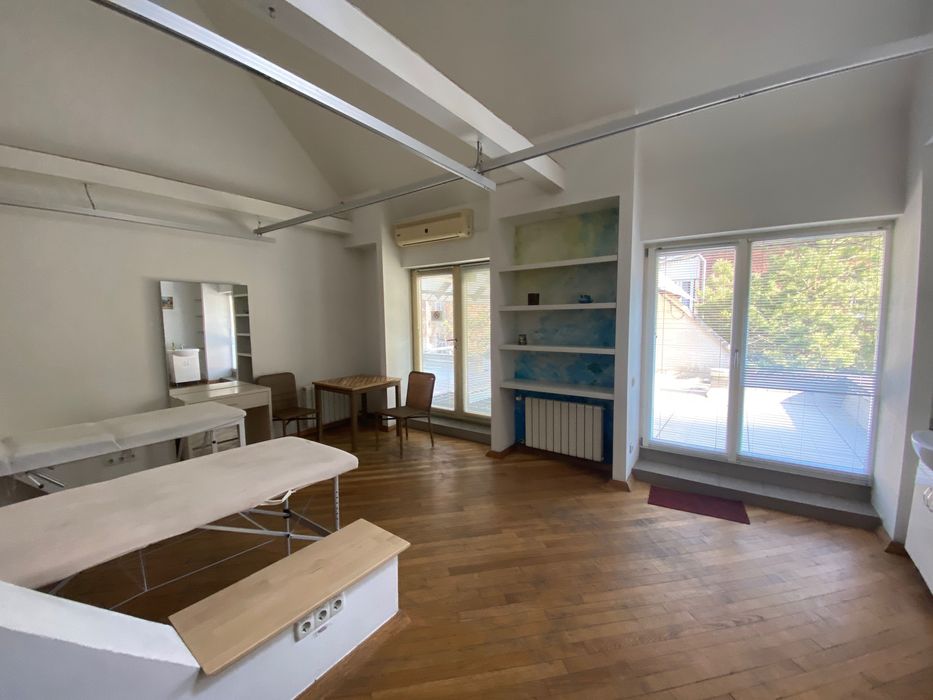 Продам Коммерческое здание в центре 1280м , с землей