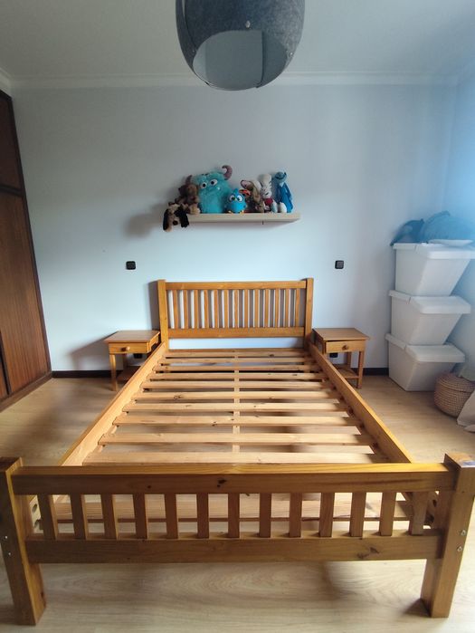 Cama de casal em madeira