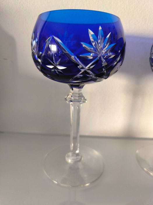 Elegantes copos de cristal lapidado