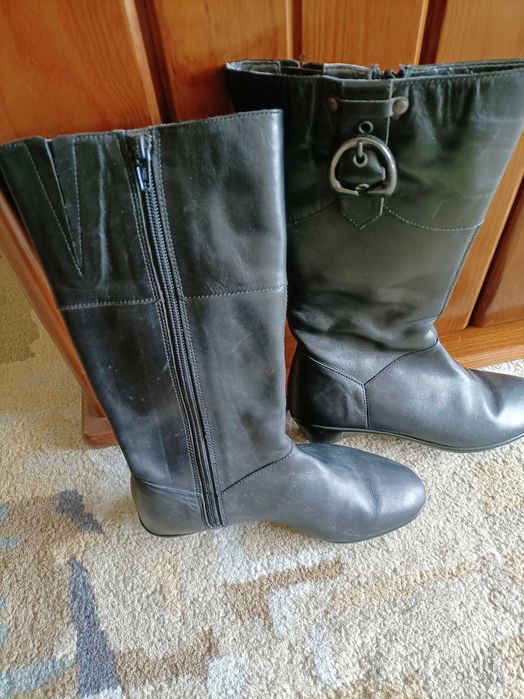 Bota preta alta número 36.