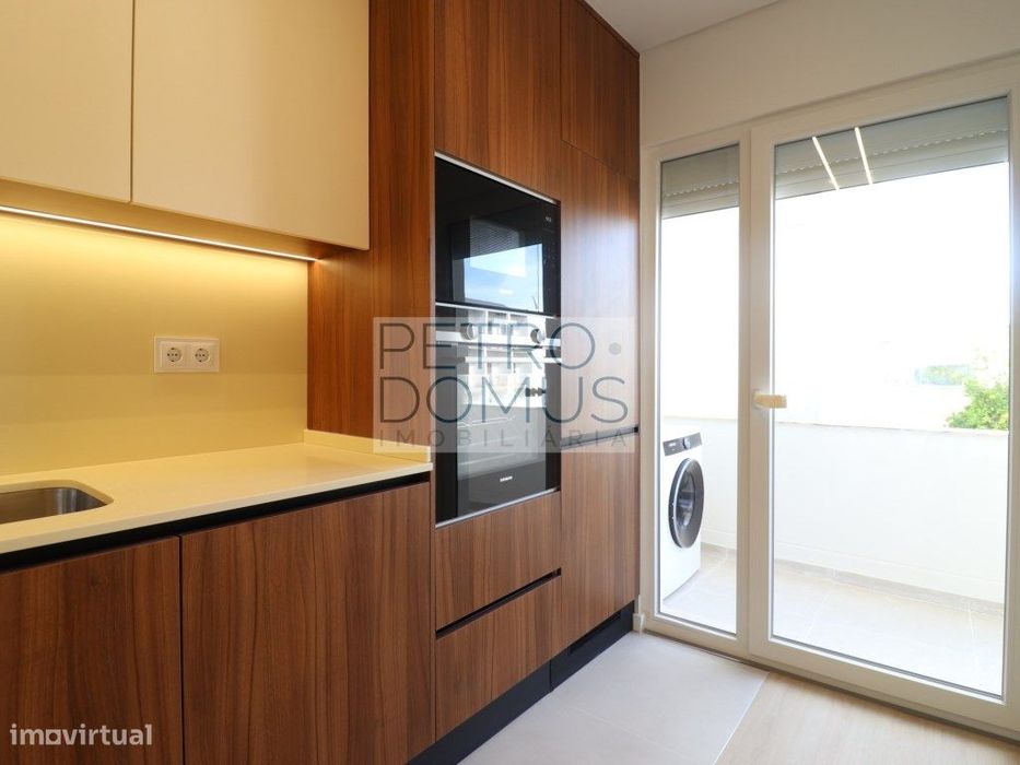 T3 Com 3 Wc Em Prédio Totalmente Remodelado - Almada