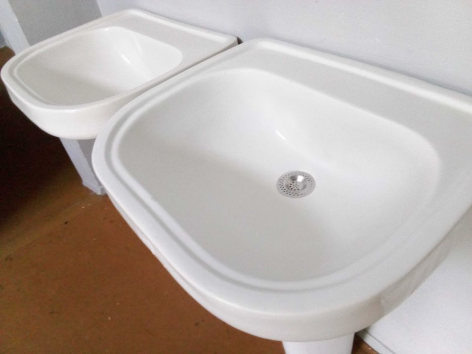 Продам умивальник з п'єдесталом (комплект) та кронштейн для кріплення
