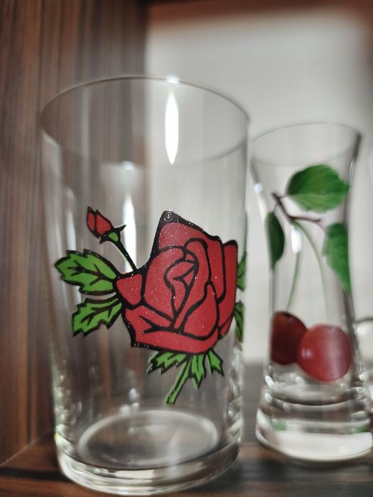 Szklanka z różą kieliszek do likieru wisienka PRL