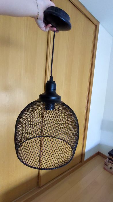 Candeeiro de teto preto em metal
Ótima condição