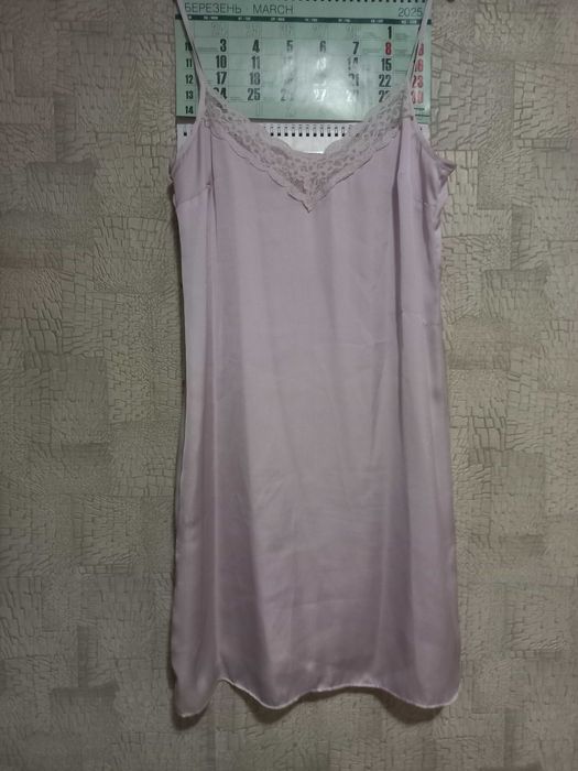 Ошатна сукня скроєна на запах в яскравий квітковий принт.
Mango