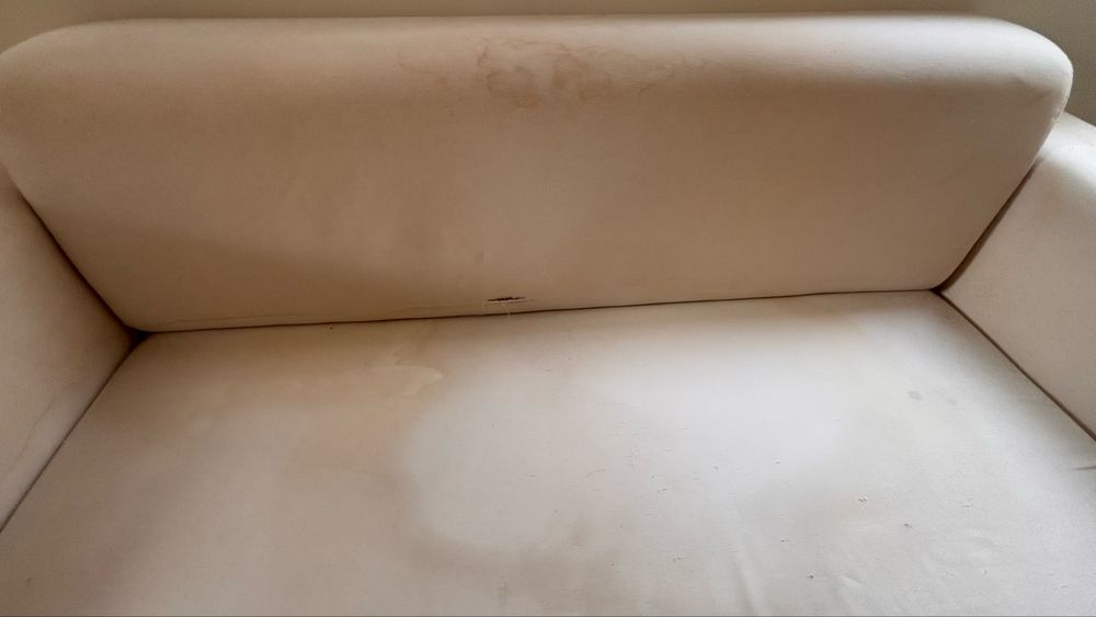 Sofa beje de dois lugares