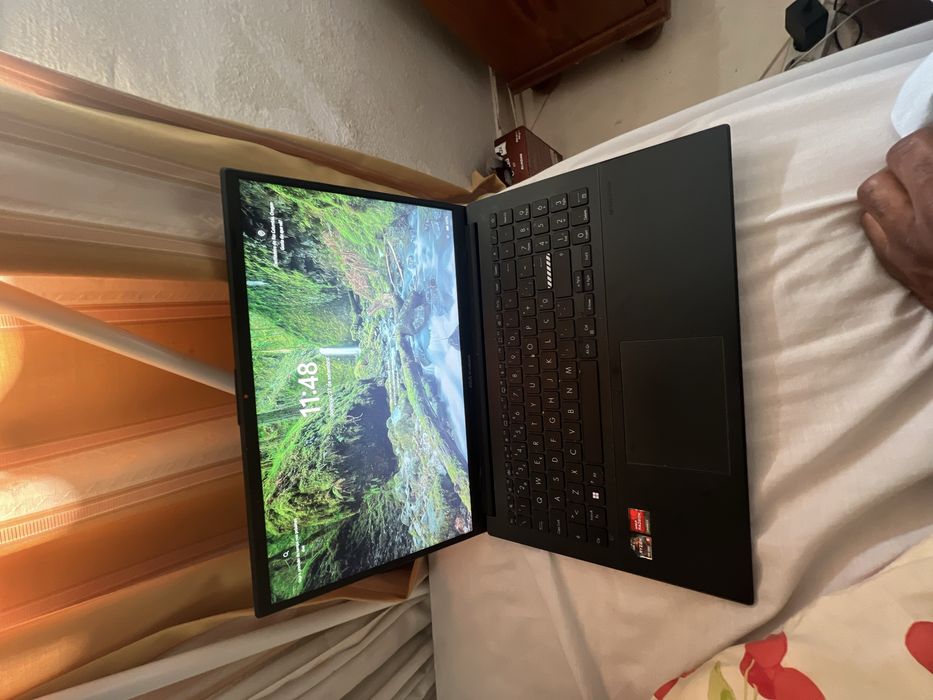 Vendo ASUS VivoBook Go 15 15.6", modelo E1504FA-R57BLHDPS1, em bom estado e totalmente funcional.