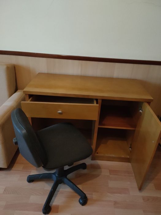 Secretária 110 x 51 e cadeira de escritório
