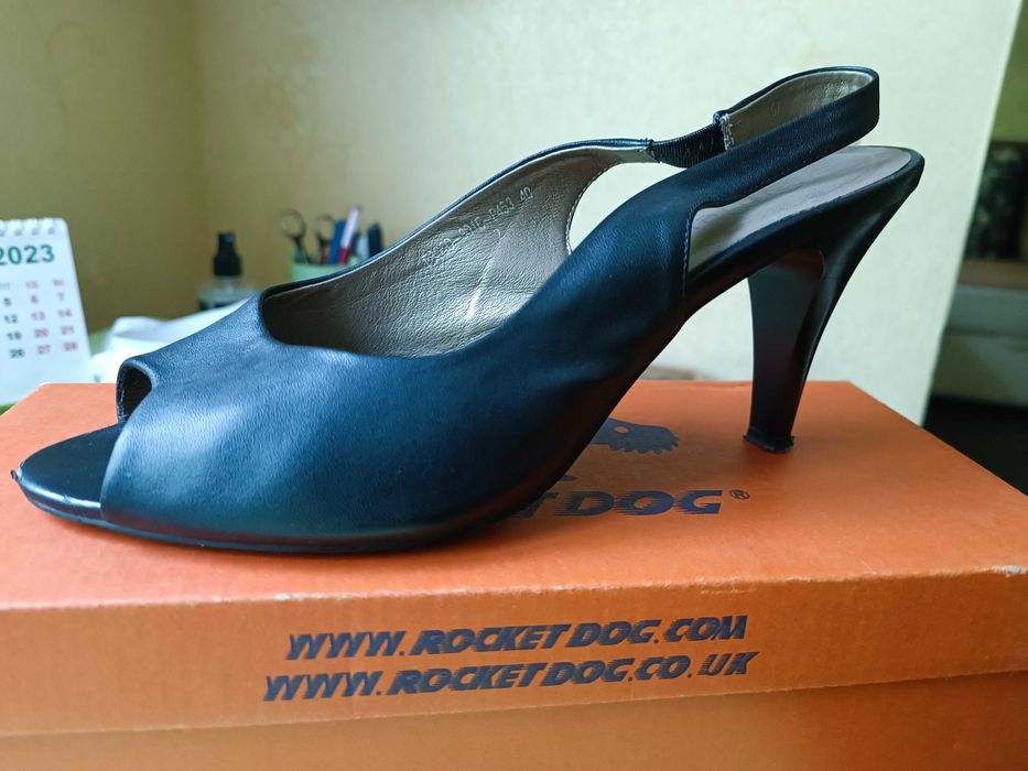 Продам женские босоножки