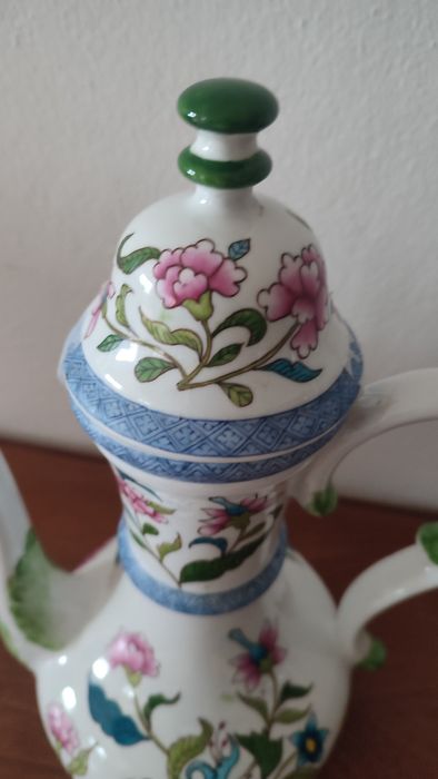 Peça porcelana pintada a mão ( inspiração V.A.)