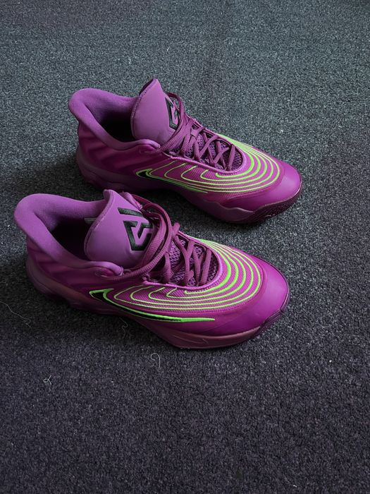 Продам кросівки волейбольні Nike Giannis Immortality