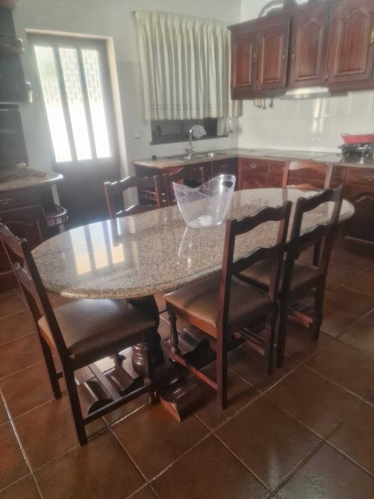 Mesa de jantar em granito e 6 cadeiras